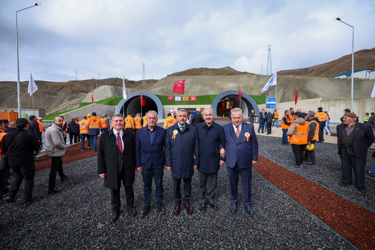 erzurum-rize-guzergahinda-insa-edilen-3-bin-105-metre-uzunlugundaki-cift-tuplu-dallikavak-tuneli-ve-9-kilometrelik-yol-kesimi-torenle-hizmete-acildi-5.png