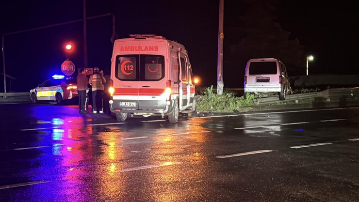 rizenin-pazar-ilcesinde-ambulans-ile-hafif-ticari-aracin-carpismasi-sonucu-5-kisi-hafif-yaralandi-2.png