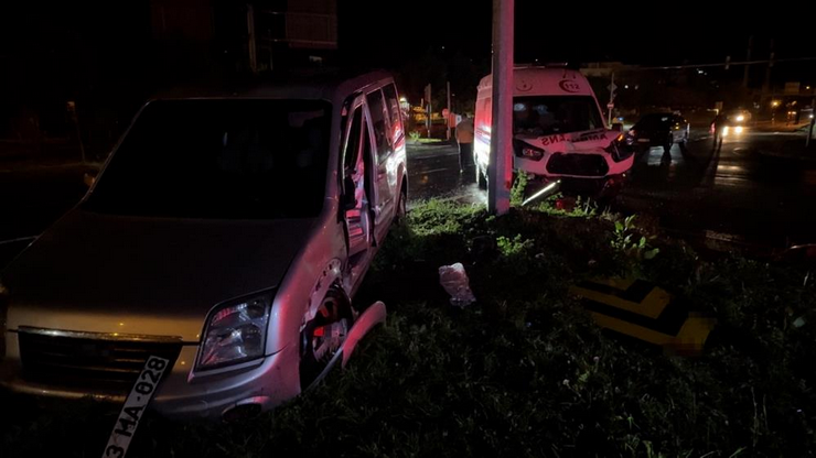 rizenin-pazar-ilcesinde-ambulans-ile-hafif-ticari-aracin-carpismasi-sonucu-5-kisi-hafif-yaralandi-3.png