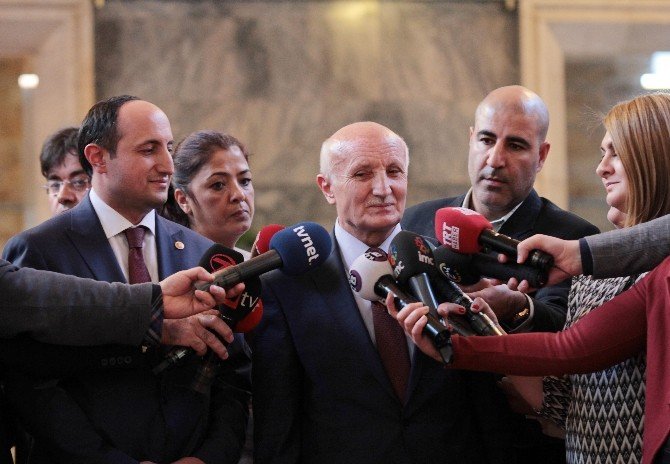 Eski Milletvekili Karayel, Vekil Seçilen Oğlunun Rozetini Taktı