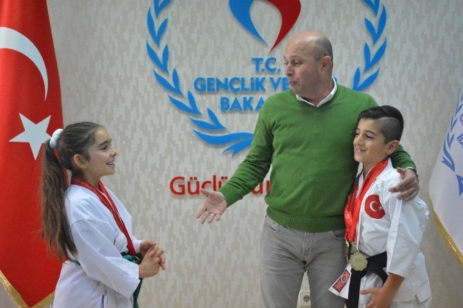 Şampiyon Sporcudan Gençlik Spor İl Müdürü Koç’a Ziyaret