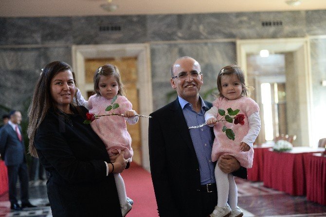 Maliye Bakanı Şimşek, Meclis’e İkiz Kızlarıyla Geldi