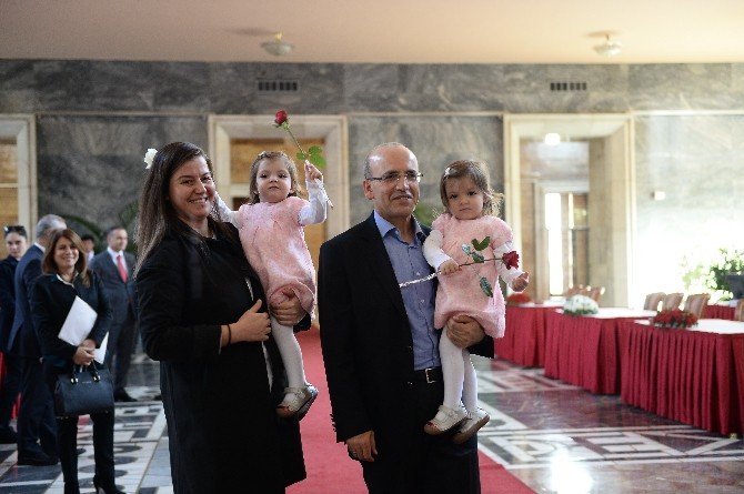 Maliye Bakanı Şimşek, Meclis’e İkiz Kızlarıyla Geldi
