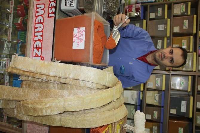 Kurban Kesenler Kendi Sucuğunu Kendi Yapıyor