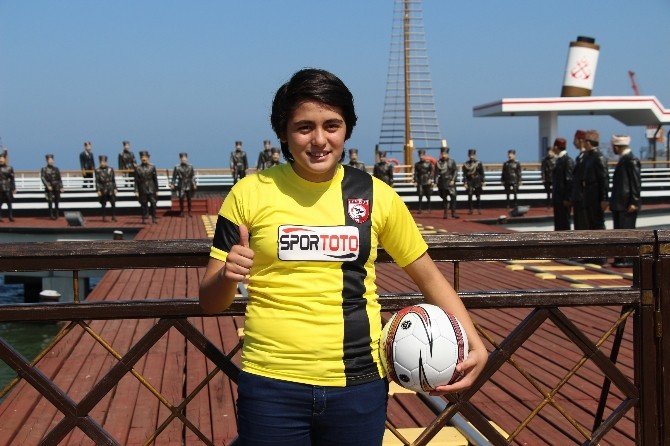 4 Ay Önce Futbola Başlayan Hilal, Milli Takım’a Çağrıldı