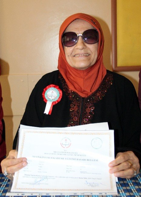 Babası Okutmadı 55 Yaşında Diploma Aldı