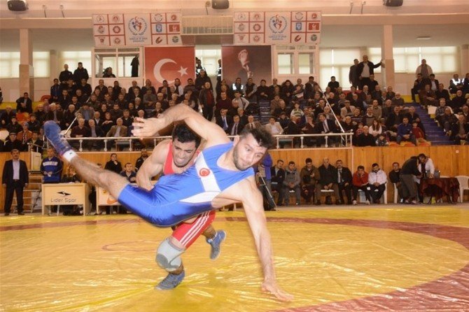 Hüseyin Akbaş Güreş Turnuvası’nda Şampiyon Türkiye