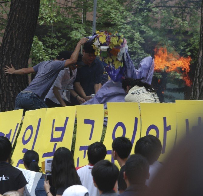 Güney Koreli Eylemci Japonya’yı Protesto İçin Kendini Yaktı