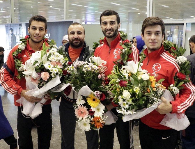 Dünya İkincisi Milliler Yurda Döndü