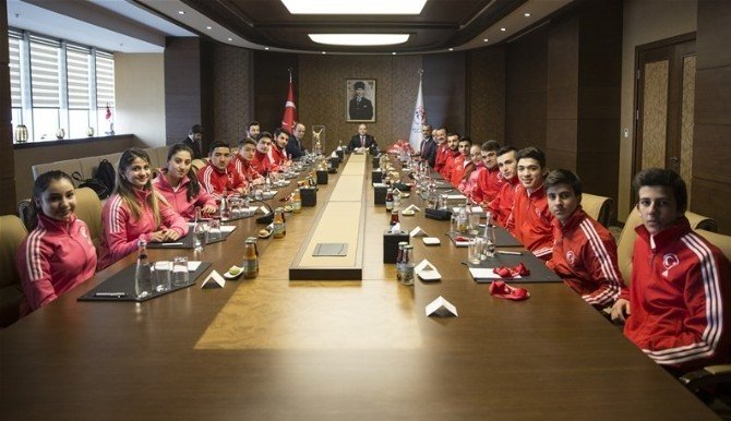 Şampiyon Karateciler Bakan Kılıç’a Konuk Oldu