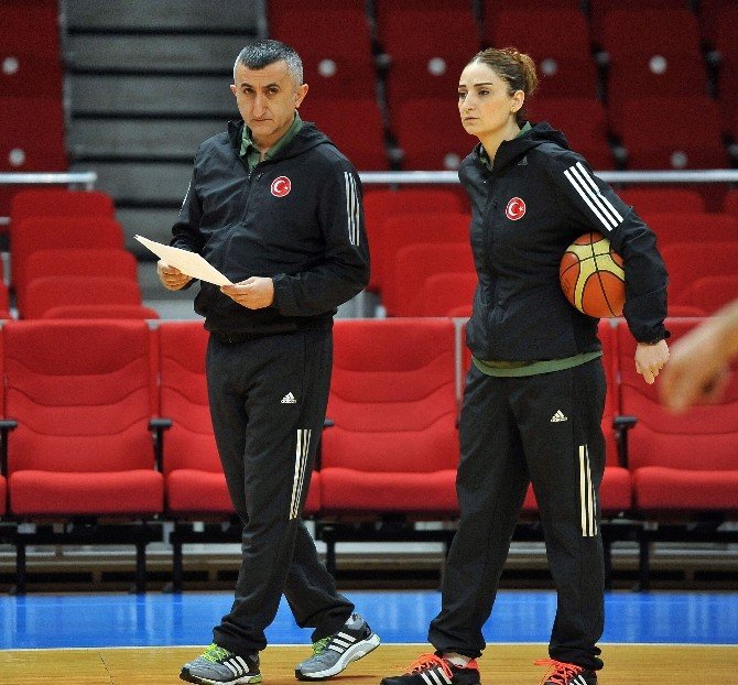 Aziz Akkaya: “Üst Üste İki Defa Olimpiyat Oynayan Takım Olarak Tarihe Geçmek İstiyoruz”