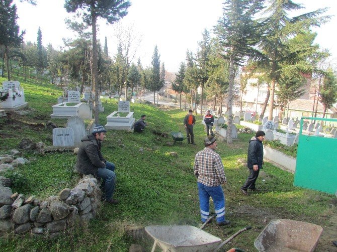 Vezirköprü’de Mezarlıklara Çevre Düzenlemesi