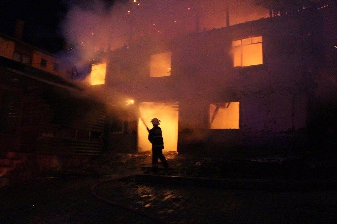 Abant Yolunda İki Katlı Ev Yanarak Kül Oldu
