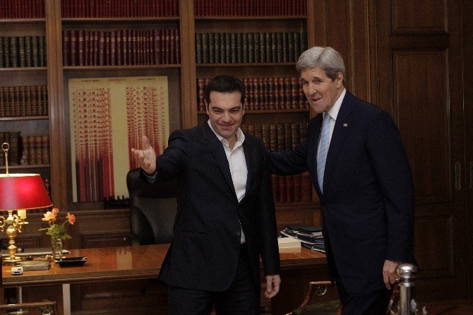 Kerry, Atina’da Çipras’la Görüştü
