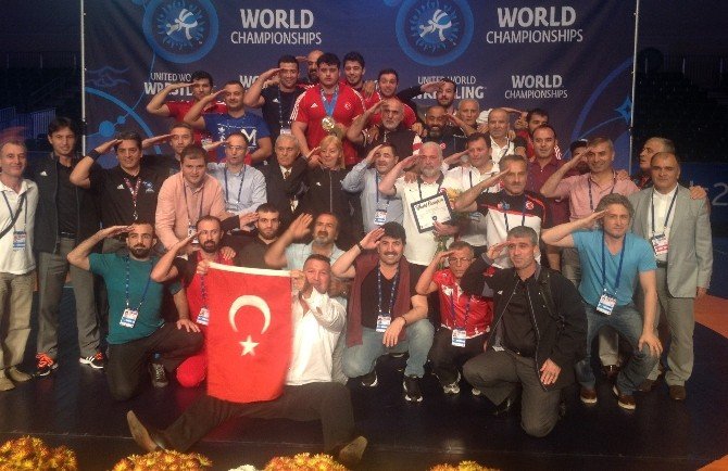 Milli Güreşçilerden Anlamlı Kutlama