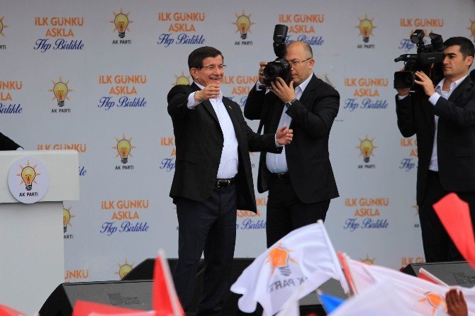 Başbakan Davutoğlu Diyarbakır Mitingi Öncesinde Beyaz Güvercin Uçurdu