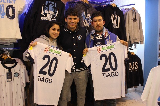 Tiago’dan İki Taraftara İmzalı Forma