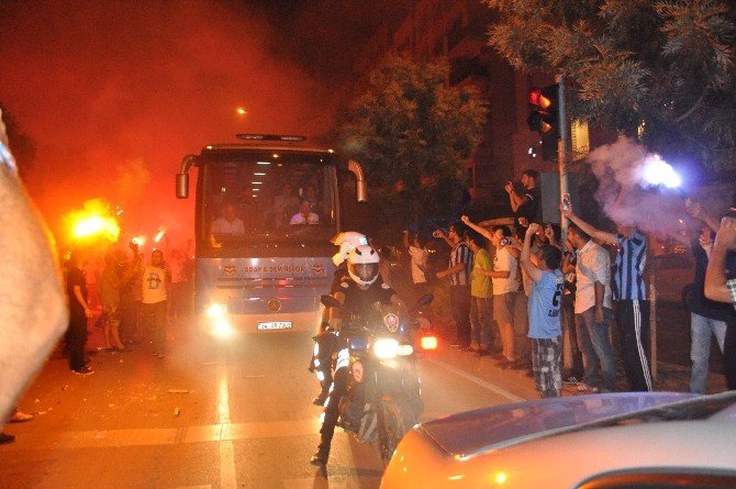 Adana Demirspor’a Coşkulu Karşılama