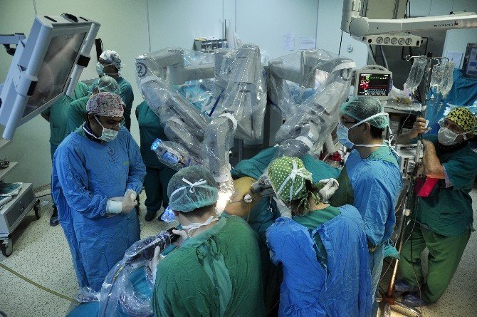 Adana’da Robotik Cerrahi Yöntemi İle Mide Küçültme Ameliyatı Yapıldı