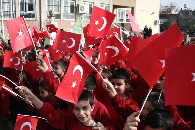 Öğretmenin Karne Töreninde Bayrak Paniği