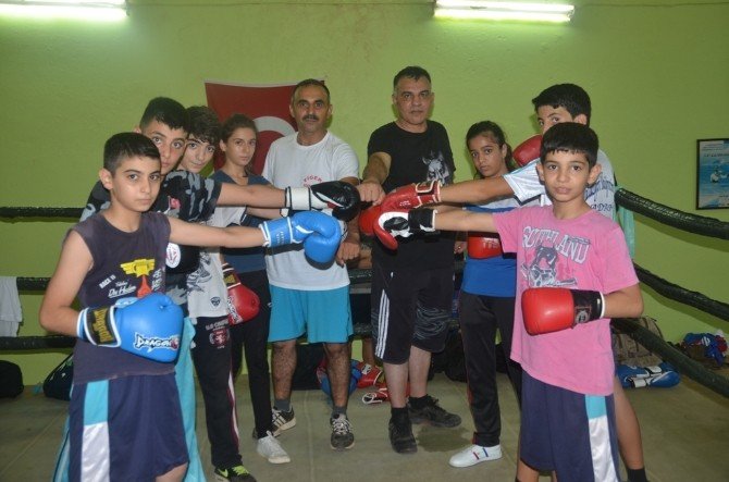 Adanalı Minik Boksörler Madalya Peşinde
