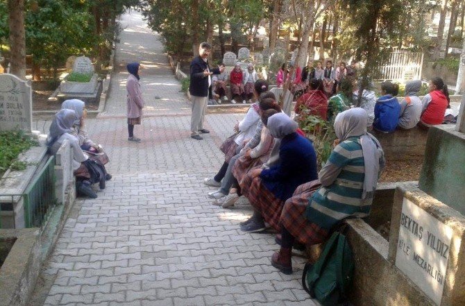 Öğrencilere Mezarlıkta Ahiret Bilinci Eğitimi
