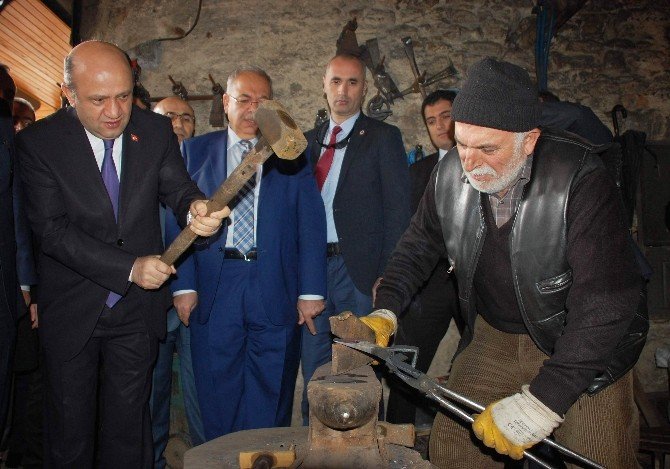 Bakan Işık’tan Teröristin Taziyesine Katılan Hdp’li Vekile Tepki
