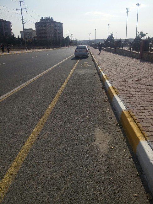 Yeni Yapılan Bisiklet Yolu, Araç Parklarından Kullanılamıyor