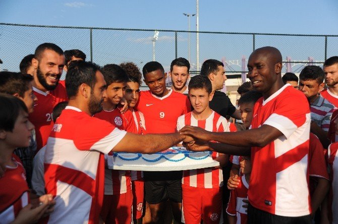 Antalyasporlu Miniklerden Ağabeylerine Hoş Geldin Pastası