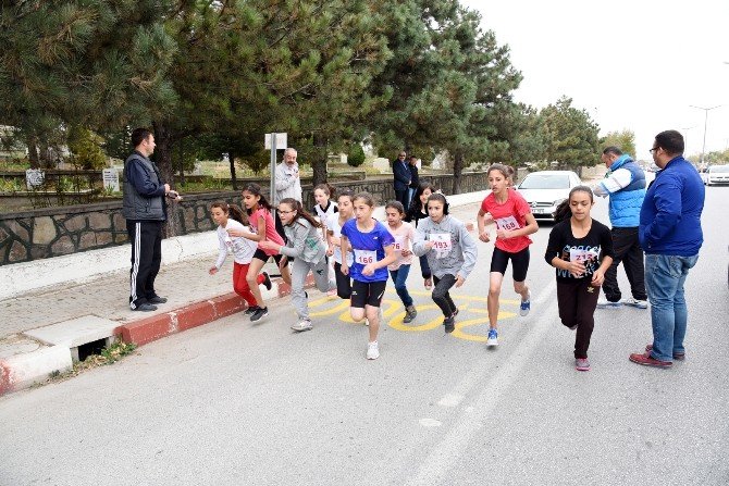 Atletler, “Atatürk Yol Koşusu”nda Ter Döktü