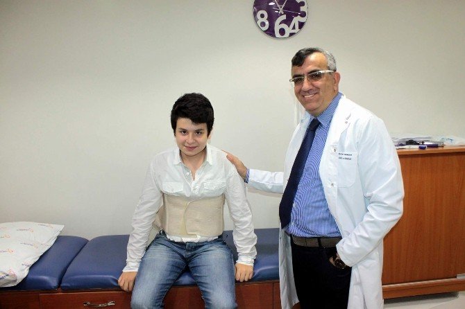 Okul Çantası Yüzünden Fıtık Olan 12 Yaşındaki Öğrenciye Operasyon