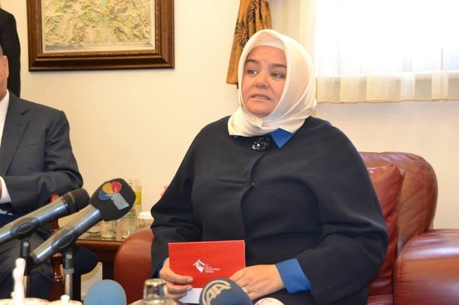 Bakan Gürcan, Şehit Çocuklarına Bilgisayar Dağıttı: