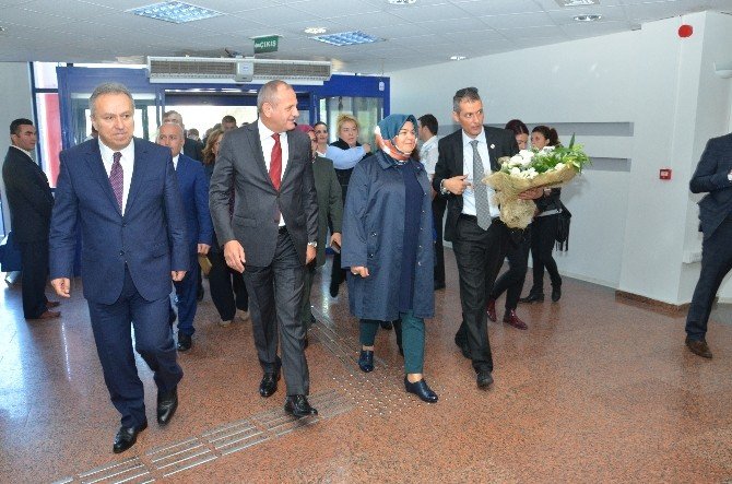 Bakan Gürcan Düzce Belediyesini Ziyaret Etti