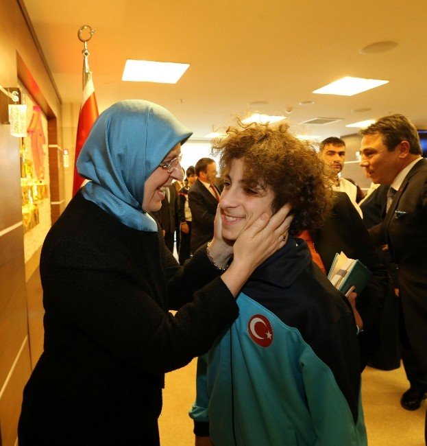 Aile Bakanlığı’nın Şampiyonlarından Bakan Ramazanoğlu’na Ziyaret