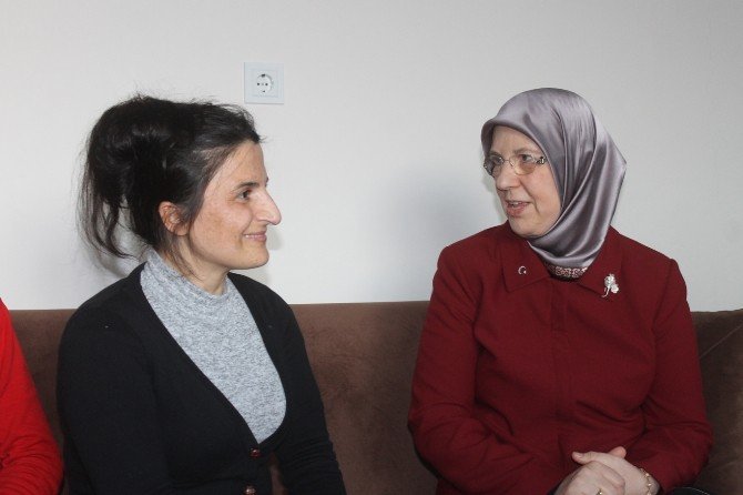 Bakan Ramazanoğlu Valiliğin Eve Yerleştirdiği Aileyi Ziyaret Etti