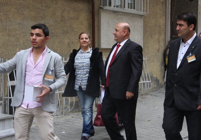 Ak Partili Resul Kurt Kapı Kapı Dolaşıp, Vatandaştan Destek İstedi