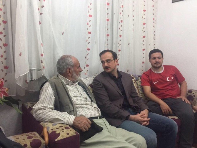 Ak Partili Vekil, Ev Ev Dolaşarak Türk-kürt Kardeşliğini Anlatıyor