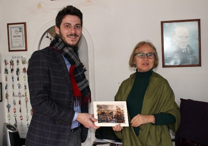Ak Parti’li Gençler Atatürk Portresi Dağıttı