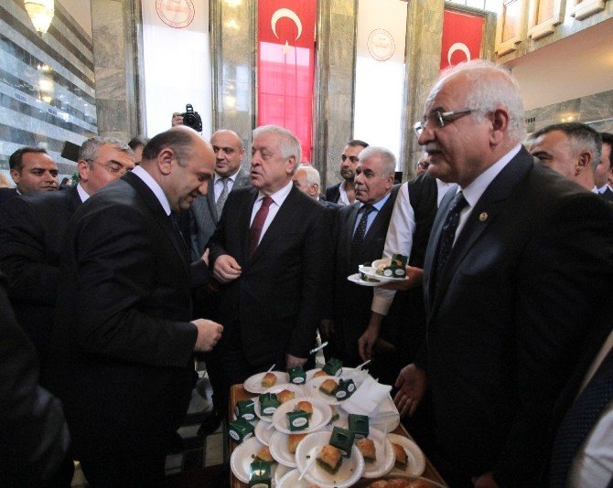 Ak Partili Üzer’den Baklavalı Kayıt