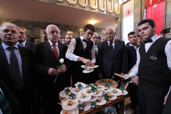 Ak Partili Üzer’den Baklavalı Kayıt