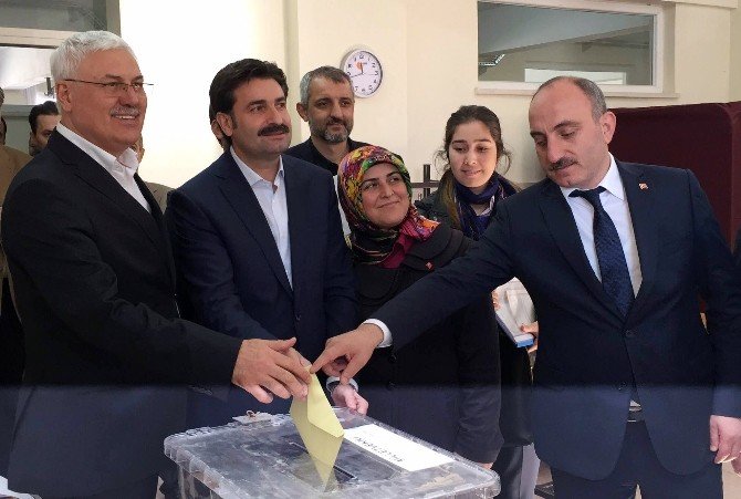 Ak Parti Genel Başkan Yardımcısı Ayhan Sefer Üstün Oyunu Kullandı