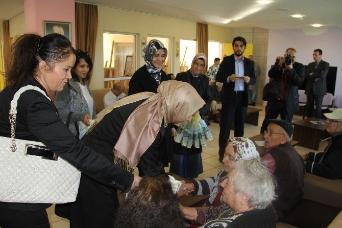 Huzurevi Sakininden Ak Parti’li Sayan’a: “Sokakta Kalmaktan Korkmayın Çünkü Burası Var”