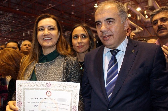 Ak Parti Genel Başkan Yardımcısı Nükhet Hotar, Mazbatasını Annesiyle Aldı