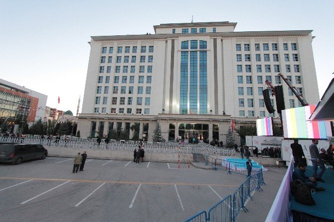 Başbakan Davutoğlu Balkon Konuşması Yapacak