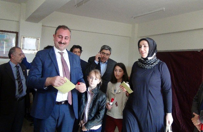 Ak Parti Genel Sekreteri Abdulhamit Gül, 7 Haziran Seçimlerinden Sonra Doğan Çocuğuyla Sandığa Gitti