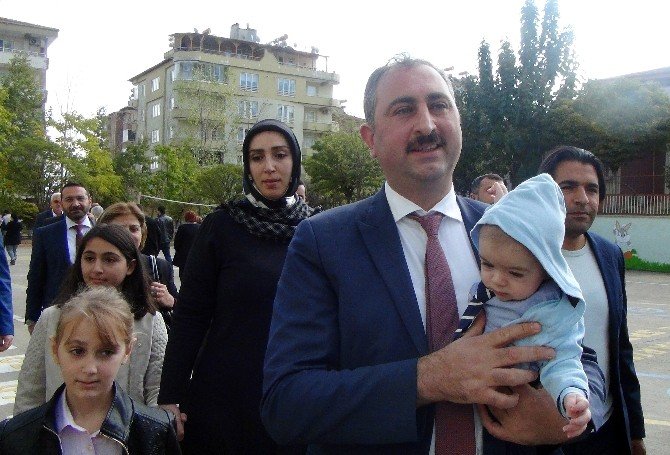 Ak Parti Genel Sekreteri Abdulhamit Gül, 7 Haziran Seçimlerinden Sonra Doğan Çocuğuyla Sandığa Gitti