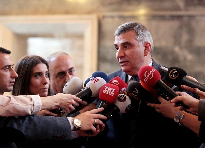 Vekilin Rozetini Gazeteci Taktı