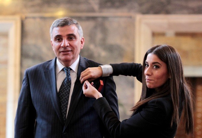 Vekilin Rozetini Gazeteci Taktı
