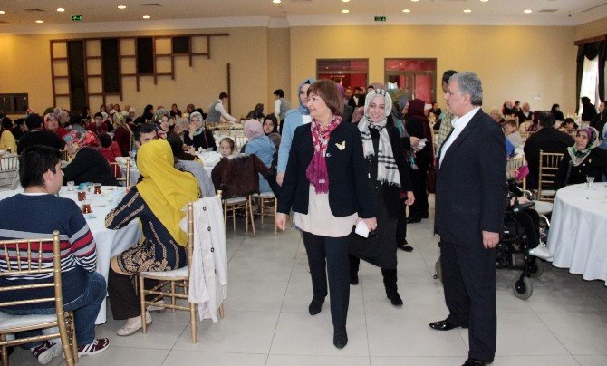 Ak Parti Milletvekili Adayları, Üsküdar’da Engelli Vatandaşlarla Buluştu