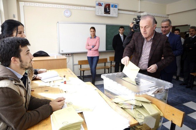 Ak Partili Aziz Babuşcu Oyunu Ailesi İle Birlikte Kullandı